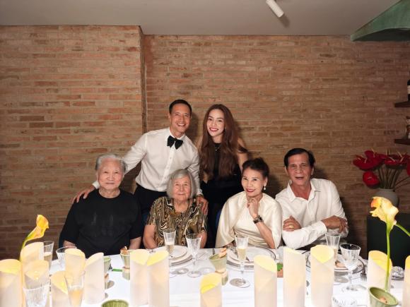 ha-ho-khoa-moi-kim-ly-nong-nan-trong-tiec-sinh-nhat-tang-toan-bo-tien-va-qua-cho-dong-bao-bao-lu-8-ngoisaovn-w2048-h1536 5 Hồ Ngọc Hà, Kim Lý, sao Việt