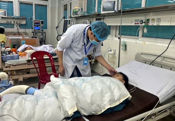 03-bat-khan-cap-nguoi-cha-om-hai-con-nhay-song-mot-tre-tu-vong-2.jpg 1 nhảy sông, Giết người, ôm con nhảy cầu