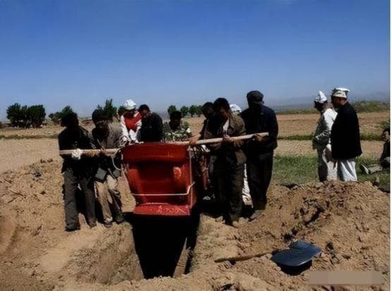 7-khong-chon-cha-8-khong-chon-me-3-ngoisaovn-w554-h413 0 Bảy không chôn cha, tám không chôn mẹ