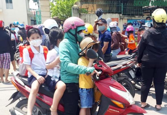 đón con muộn, gửi sớm, phí gửi trẻ 