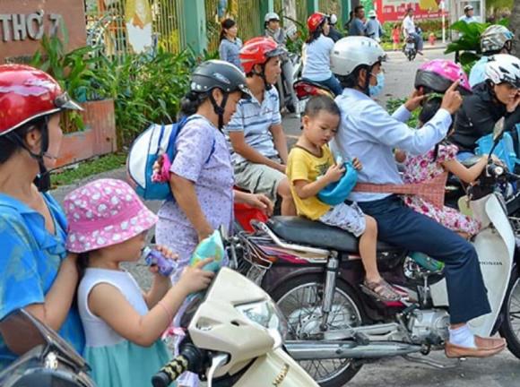 đón con muộn, gửi sớm, phí gửi trẻ 