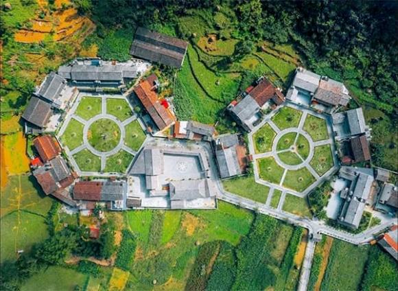 viet-nam-co-mot-ngoi-lang-luc-giac-dac-biet-noi-bat-giua-cao-nguyen-da-la-diem-du-lich-cong-dong-tot-nhat-2025 (2).jpg 0 ngôi làng lục giác, làng H'Mông Pả Vi, điểm du lịch cộng đồng tốt nhất 2025