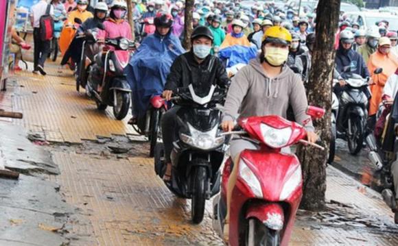 biển số xe 2 xe máy đi trên vỉa hè, phạt nguội, nộp phạt nguội