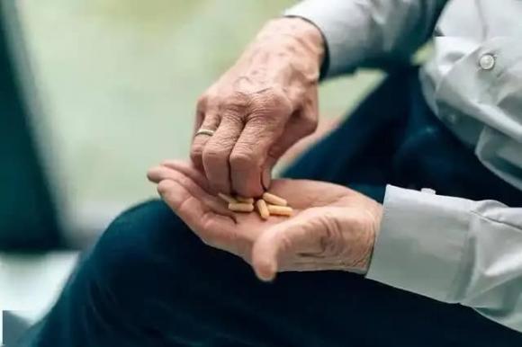 nguoi-gia-so (1).jpg 2 người già, sức khỏe người già