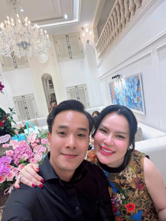 con-trai-nuoi-dinh-dam-cua-vu-linh-va-vo-hoa-hau-mung-day-thang-con-gai-cung-5-ngoisaovn-w1536-h2048 0 NSƯT Vũ Luân, Phương Lê, sao Việt