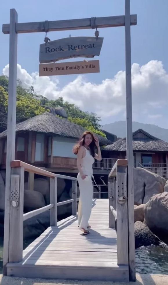 dien-mao-hien-tai-cua-thuy-tien-sau-nua-nam-o-an-khien-dan-tinh-xon-xao-3-ngoisaovn-w620-h1050 0 ca sĩ Thủy Tiên, danh thủ Công Vinh, sao Việt