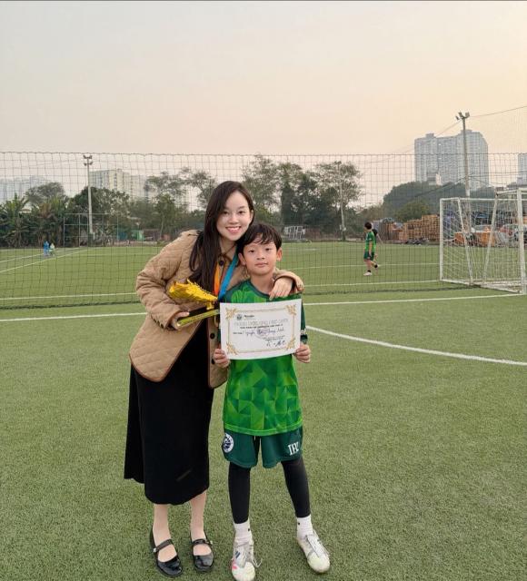 ly-kute-vac-bung-bau-mung-con-trai-nhan-cup-22vua-pha-luoi22-ba-duong-no-luc-bu-dap-cho-quy-tu-1-ngoisaovn-w1320-h1458 5 Ly Kute, Mạc Hồng Quân, sao Việt