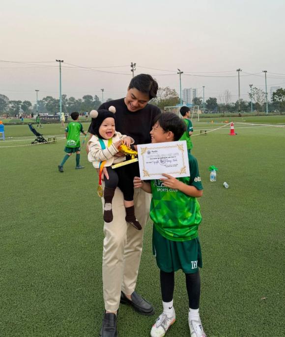 ly-kute-vac-bung-bau-mung-con-trai-nhan-cup-22vua-pha-luoi22-ba-duong-no-luc-bu-dap-cho-quy-tu-2-ngoisaovn-w1320-h1560 4 Ly Kute, Mạc Hồng Quân, sao Việt