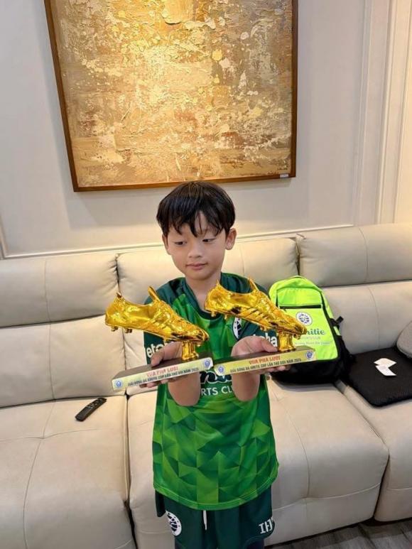 ly-kute-vac-bung-bau-mung-con-trai-nhan-cup-22vua-pha-luoi22-ba-duong-no-luc-bu-dap-cho-quy-tu-3-ngoisaovn-w720-h960 3 Ly Kute, Mạc Hồng Quân, sao Việt