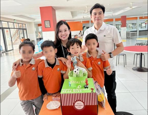 ly-kute-vac-bung-bau-mung-con-trai-nhan-cup-22vua-pha-luoi22-ba-duong-no-luc-bu-dap-cho-quy-tu-4-ngoisaovn-w1320-h1026 2 Ly Kute, Mạc Hồng Quân, sao Việt