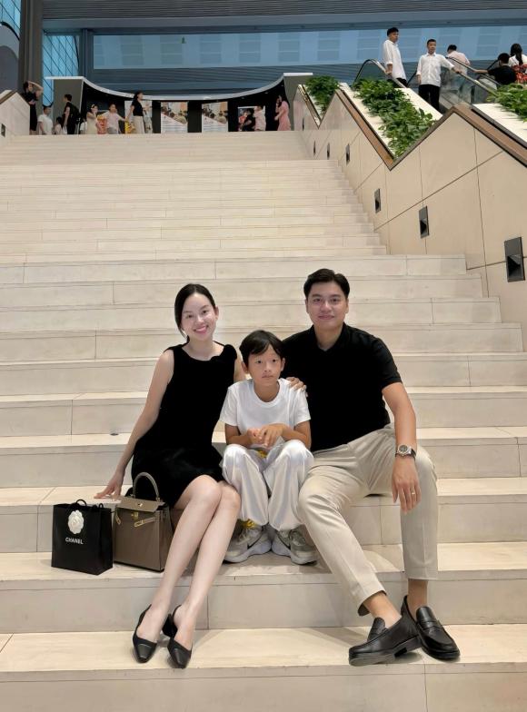 ly-kute-vac-bung-bau-mung-con-trai-nhan-cup-22vua-pha-luoi22-ba-duong-no-luc-bu-dap-cho-quy-tu-8-ngoisaovn-w1514-h2048 1 Ly Kute, Mạc Hồng Quân, sao Việt