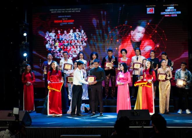 Ca sĩ quang toàn, sao việt