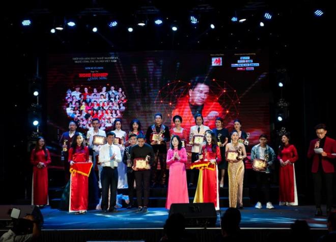 Ca sĩ quang toàn, sao việt