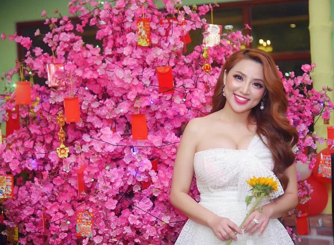 Jenny Tuyến, sao việt