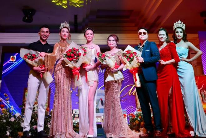 NTK Tom Kara, Váy Phượng Hoàng Lửa