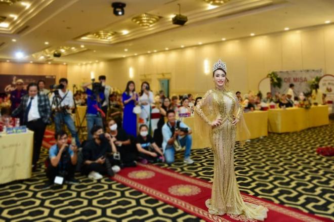 NTK Tom Kara, Váy Phượng Hoàng Lửa