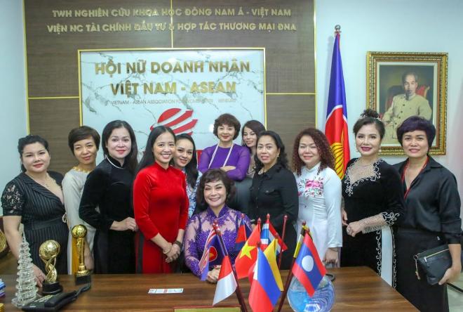 Hội nữ Doanh nhân Việt Nam - ASEAN, Hội phụ nữ Việt Nam, Báo công dâng bác