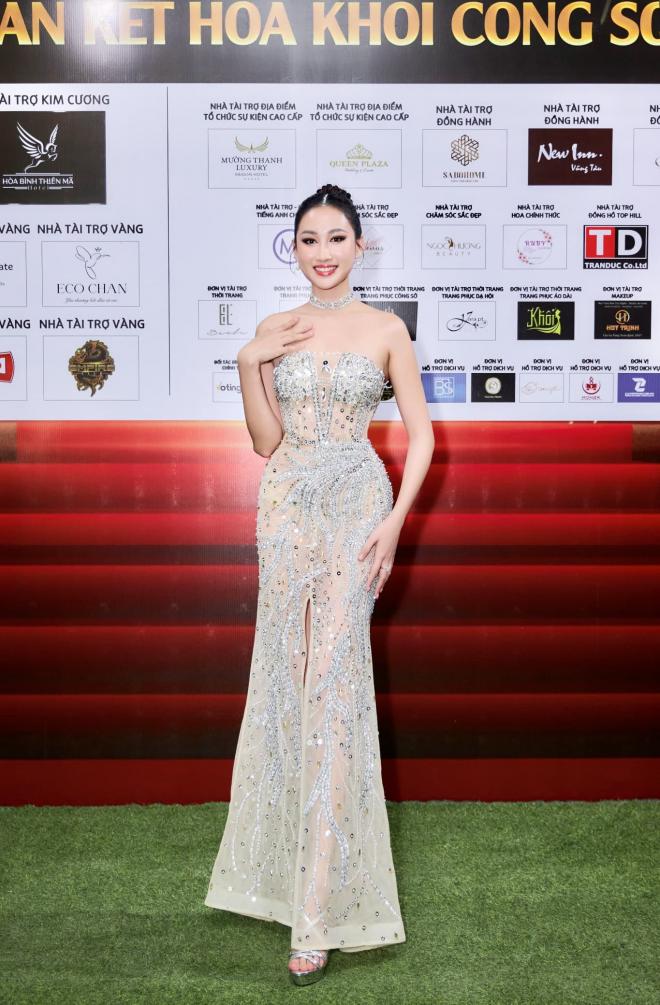 Hoa hậu Đoàn Hồng Trang, Hoa khôi công sở, NTK Tommy Nguyễn