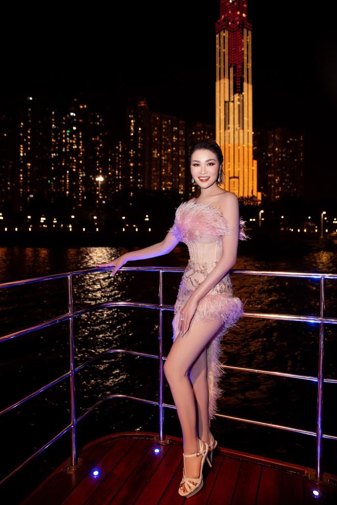 View - Hoa hậu Xuân Nguyễn thả dáng đầy cuốn hút, fan xuýt xoa khen ngợi nhan sắc ngọt ngào
